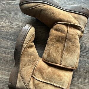 UGG Woman’s Chestnut Suede Short Boots Size W8